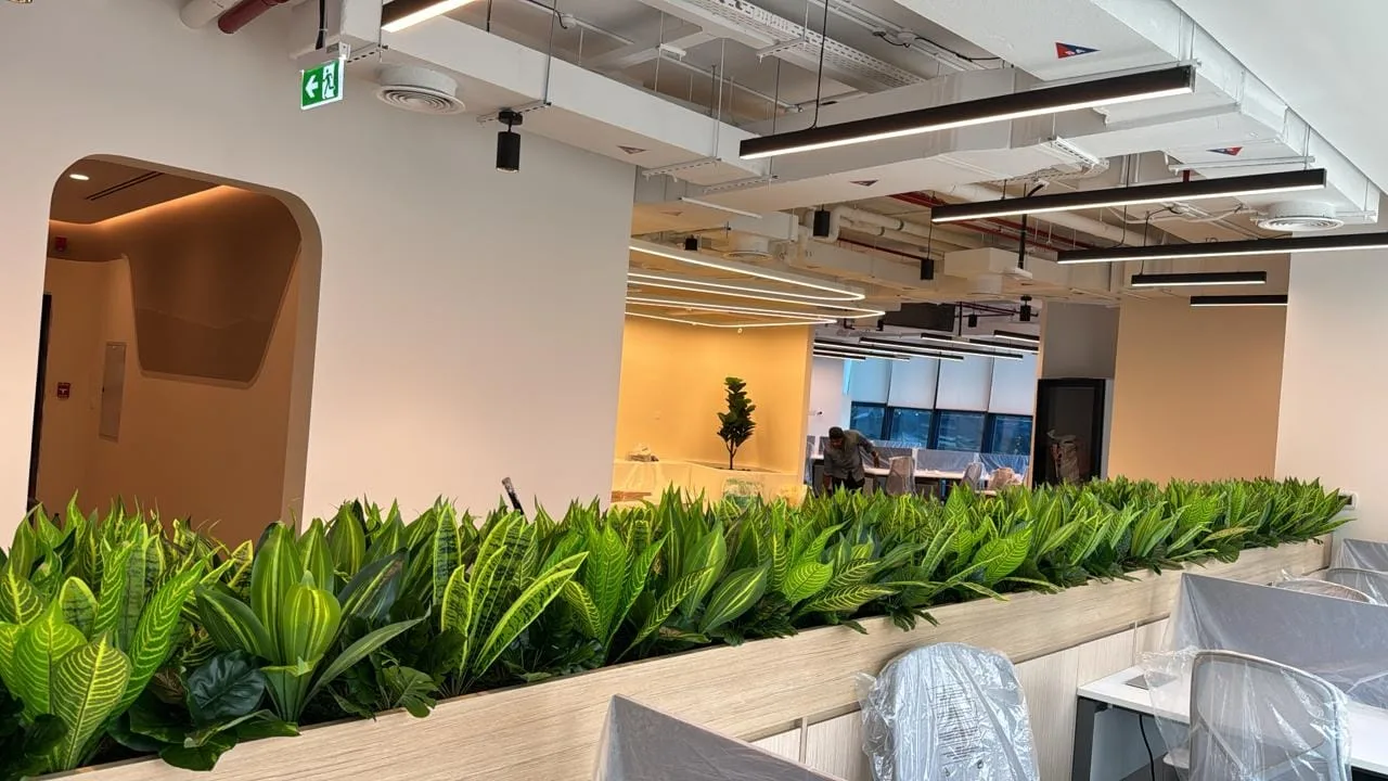 Real completed project: Planter divider detail along the desks.