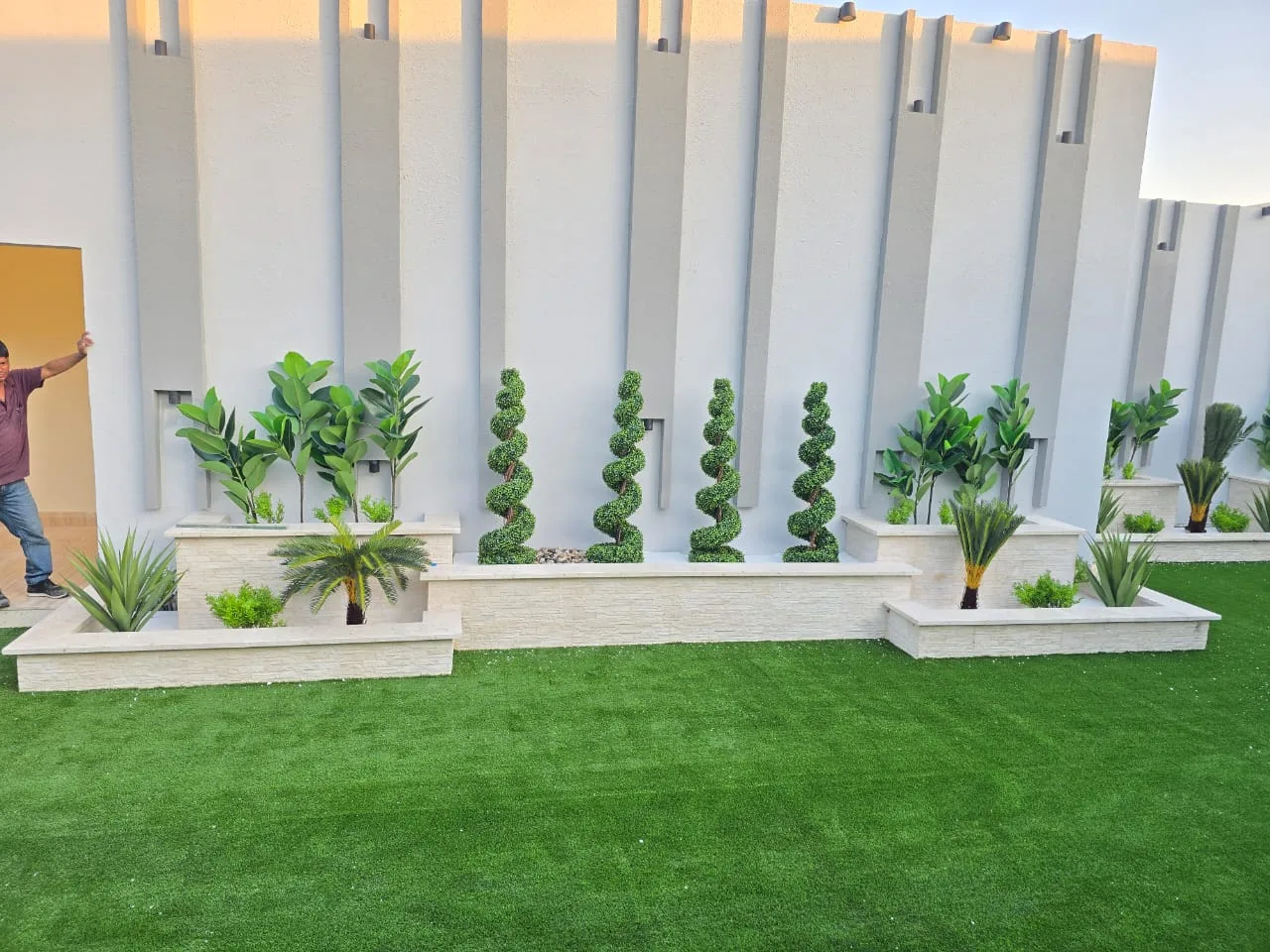 Villa Garden — Grass & Topiary